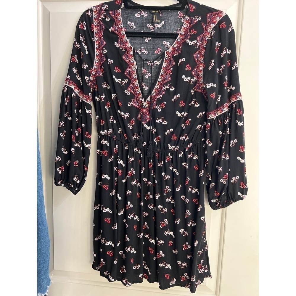 Forever 21 FLORAL EMBROIDERED MINI - SIZE M